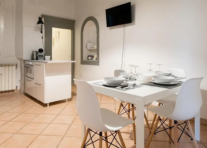 2 Apartments Next To A Market And Piazza Santa Croce - Homeunity