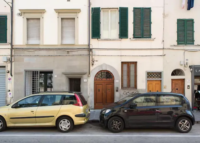 2 Apartments Next To A Market And Piazza Santa Croce - Homeunity